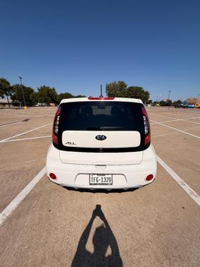 White 2018 Kia Soul +