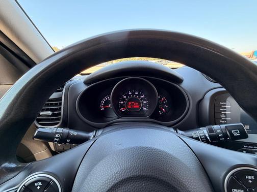 White 2018 Kia Soul +