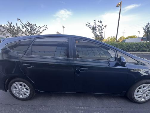 2017 Toyota Prius v Five