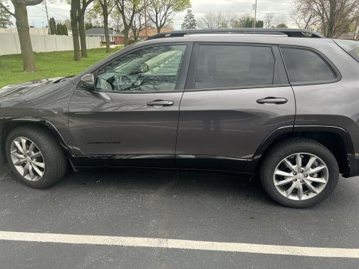 Gray 2018 Jeep Cherokee Latitude