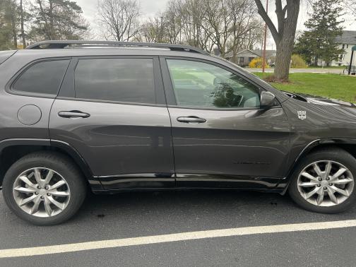 Gray 2018 Jeep Cherokee Latitude