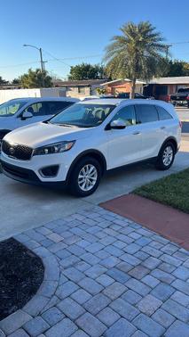 White 2017 Kia Sorento LX