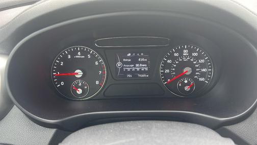 White 2017 Kia Sorento LX