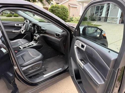 Black 2021 Ford Explorer Limited
