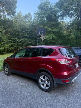Red 2016 Ford Escape SE