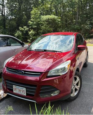 Red 2016 Ford Escape SE