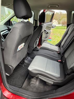 Red 2016 Ford Escape SE