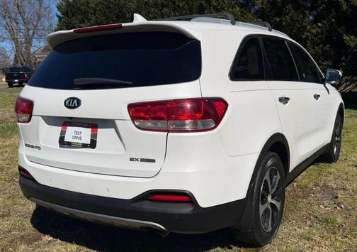 White 2016 Kia Sorento EX