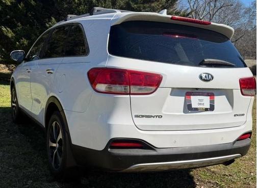 White 2016 Kia Sorento EX