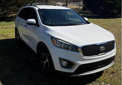 White 2016 Kia Sorento EX