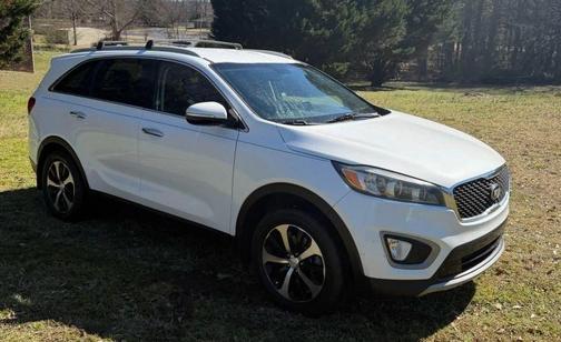 White 2016 Kia Sorento EX