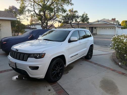 White 2020 Jeep Grand Cherokee Altitude