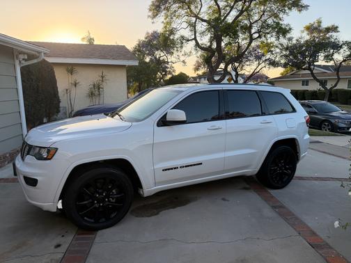 White 2020 Jeep Grand Cherokee Altitude