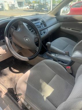 White 2004 Toyota Camry LE