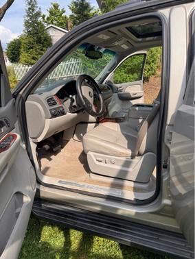 Beige 2008 Chevrolet Avalanche 1500 LTZ