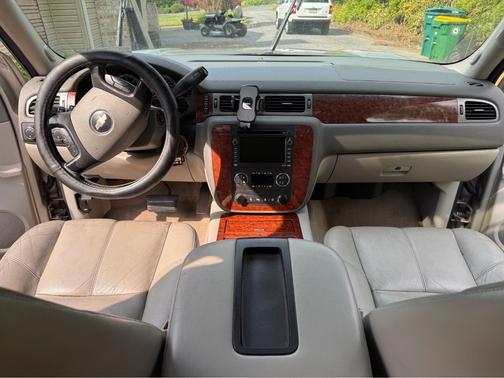 Beige 2008 Chevrolet Avalanche 1500 LTZ