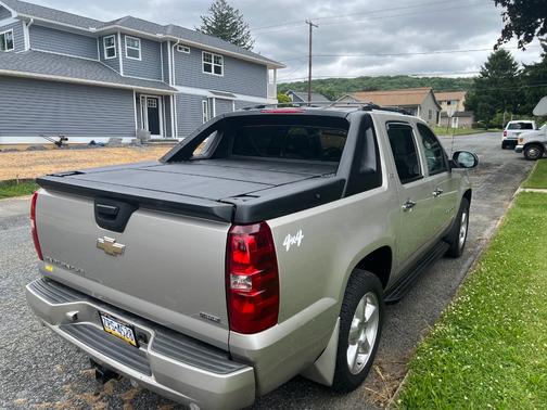 Beige 2008 Chevrolet Avalanche 1500 LTZ