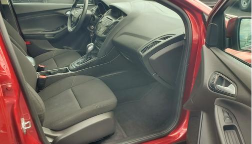 Red 2015 Ford Focus SE