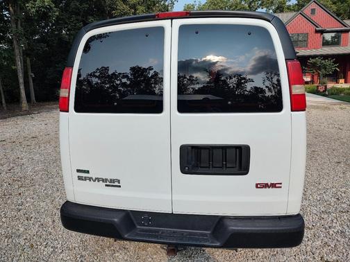 White 2010 GMC Savana 2500 LS