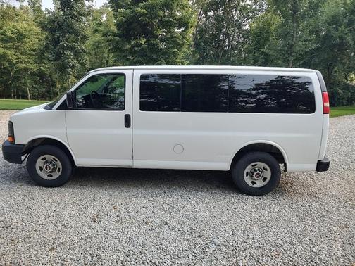 White 2010 GMC Savana 2500 LS