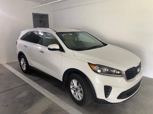 White 2019 Kia Sorento LX