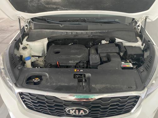 White 2019 Kia Sorento LX