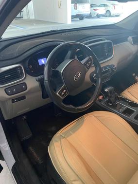 White 2019 Kia Sorento LX