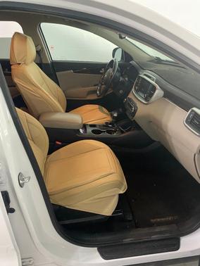 White 2019 Kia Sorento LX