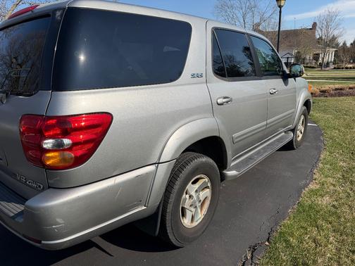 2004 Toyota Sequoia SR5