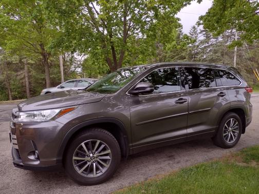 Gray 2018 Toyota Highlander XLE