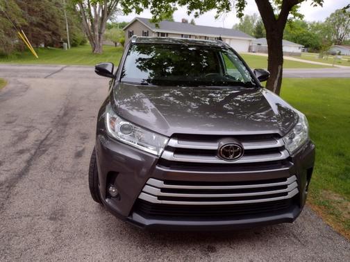Gray 2018 Toyota Highlander XLE