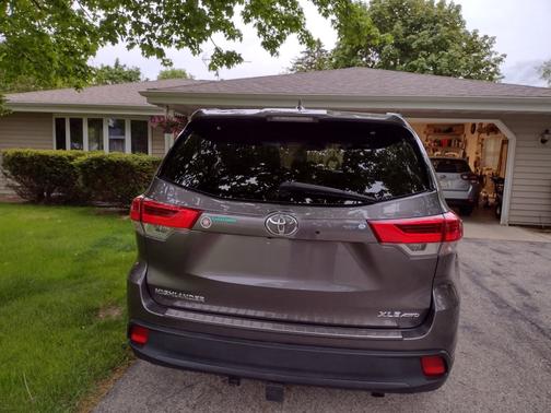 Gray 2018 Toyota Highlander XLE