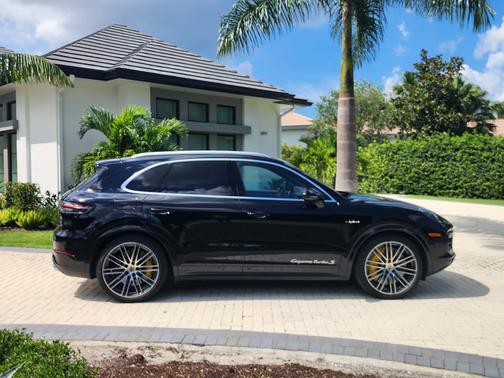 2023 Porsche Cayenne E-Hybrid Turbo S