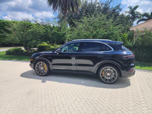 2023 Porsche Cayenne E-Hybrid Turbo S