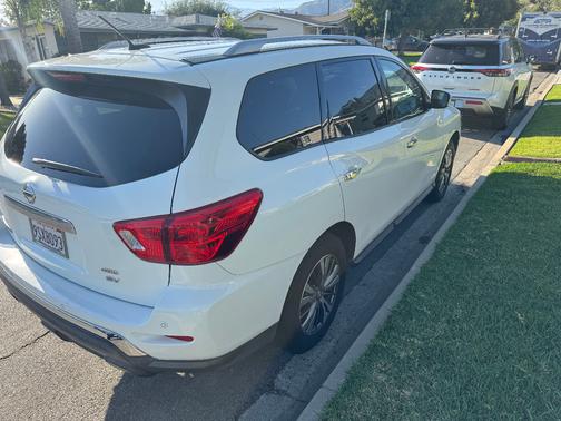 White 2018 Nissan Pathfinder SV