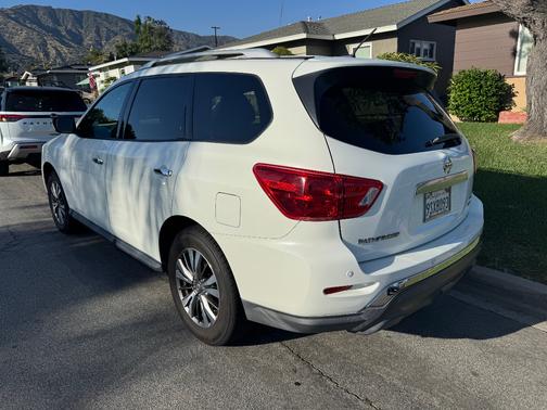 White 2018 Nissan Pathfinder SV
