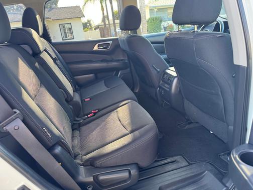 White 2018 Nissan Pathfinder SV
