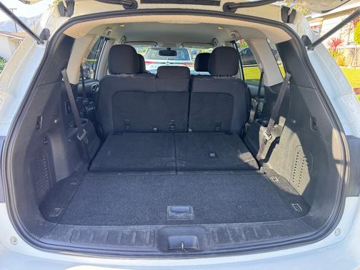 White 2018 Nissan Pathfinder SV