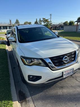 White 2018 Nissan Pathfinder SV