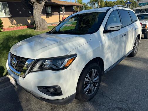 White 2018 Nissan Pathfinder SV