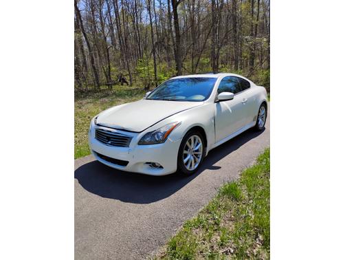 White 2011 INFINITI G37 Journey