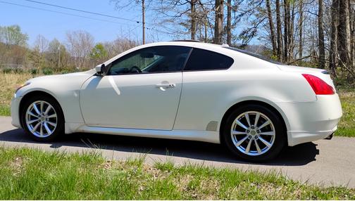 White 2011 INFINITI G37 Journey
