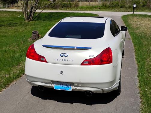 White 2011 INFINITI G37 Journey