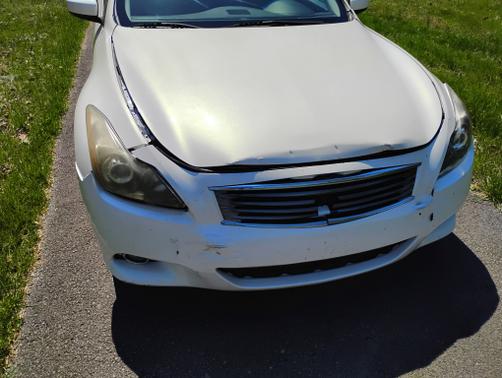 White 2011 INFINITI G37 Journey