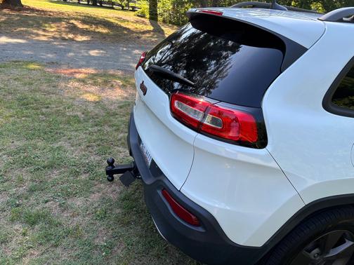 White 2016 Jeep Cherokee Latitude