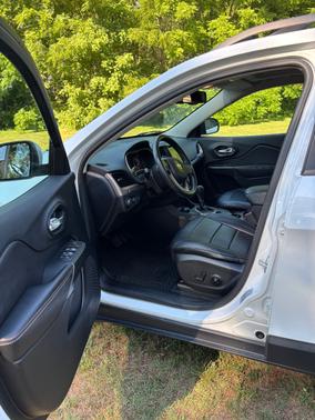 White 2016 Jeep Cherokee Latitude