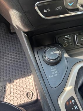 White 2016 Jeep Cherokee Latitude
