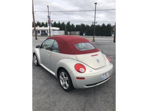 Photo 4 of 11 of 2009 Volkswagen New Beetle L
