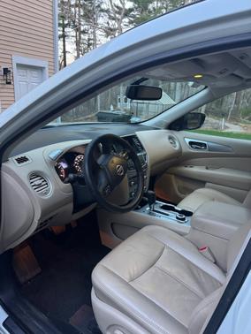 White 2017 Nissan Pathfinder SL