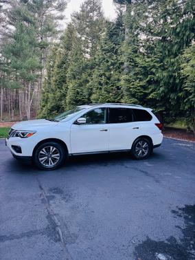 White 2017 Nissan Pathfinder SL
